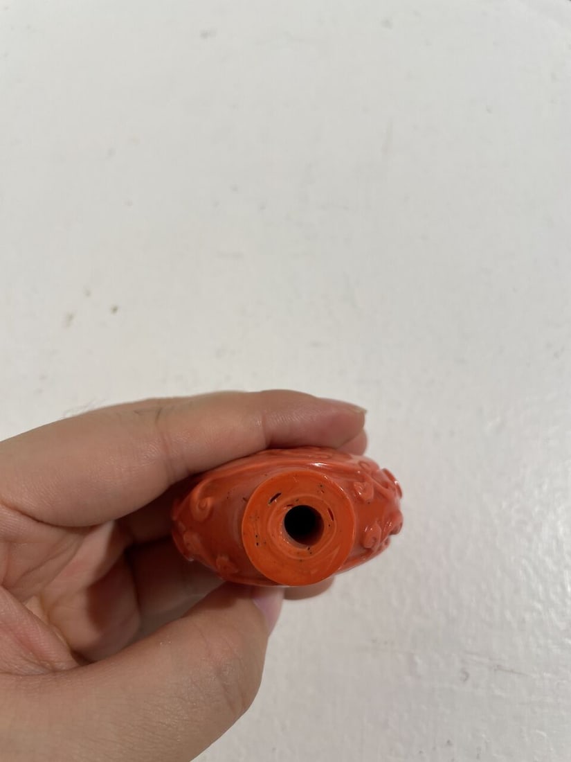 A GLASS 'CHI DRAGON' SNUFF BOTTLE IMITATING CORAL 19th century - 8