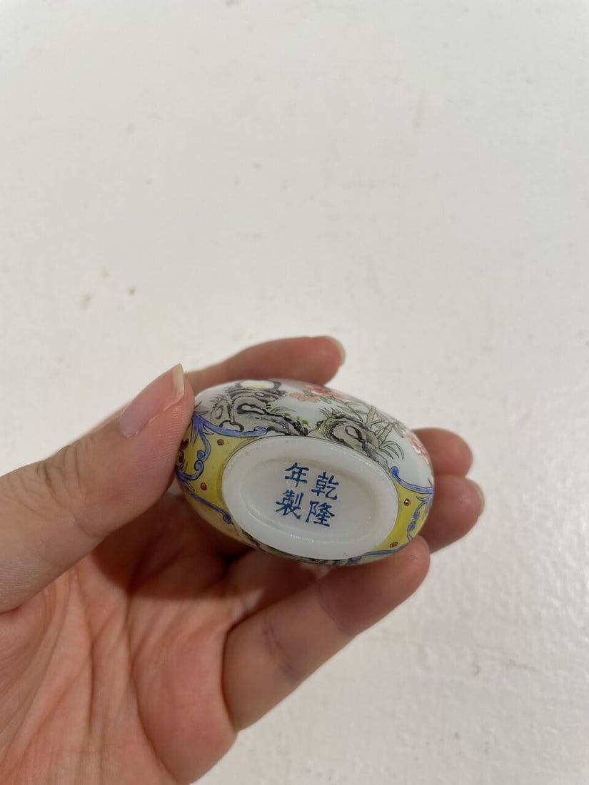 AN ENAMELLED MILKY GLASS 'MAGPIE AND QUAIL' SNUFF BOTTLE Qianlong four-character mark, Republic ... - 3
