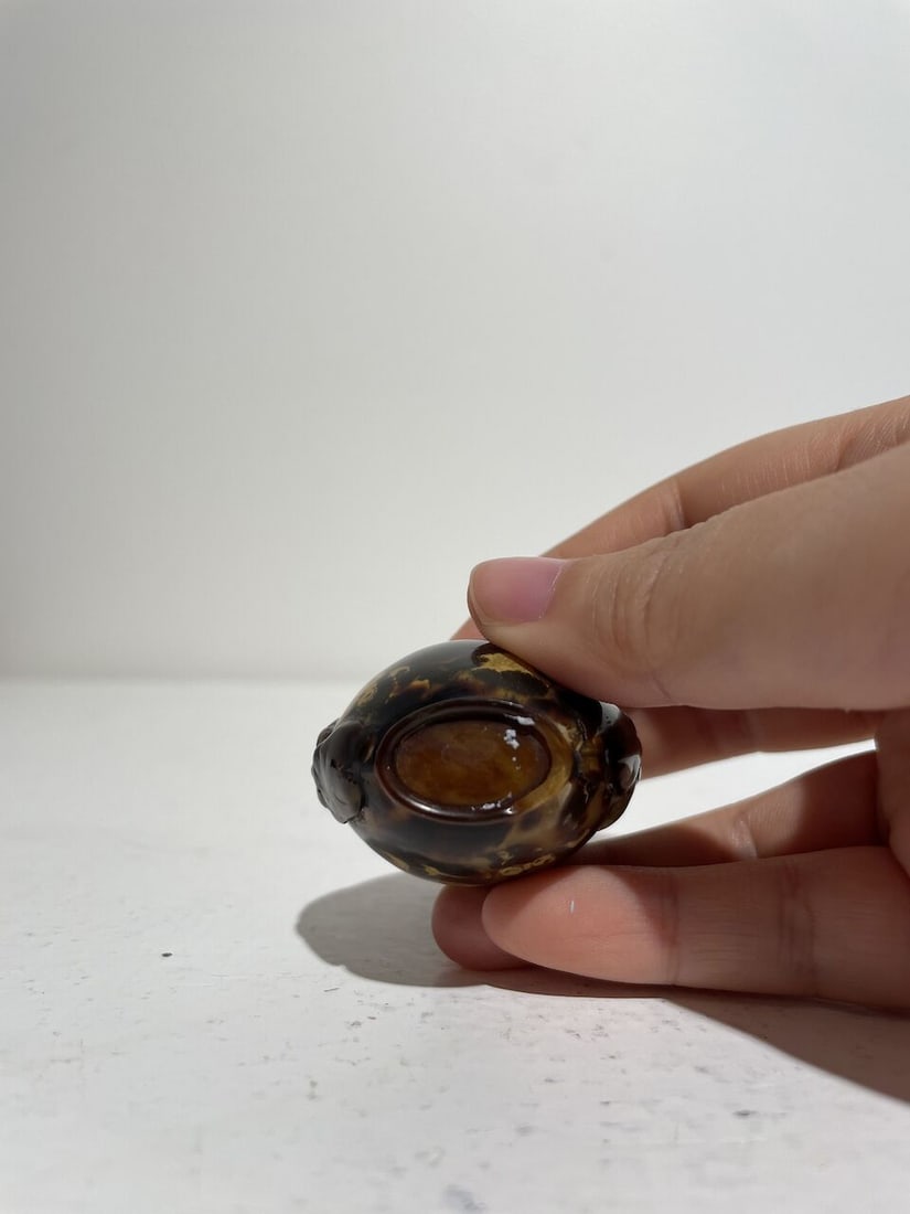 AN INSIDE PAINTED TORTOISESHELL 'PANDA' SNUFF BOTTLE Mid 20th century - 7