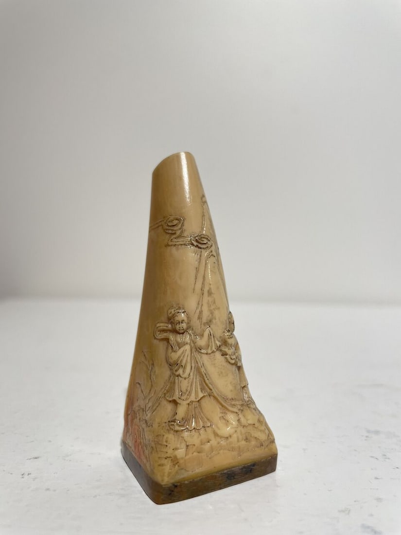 A HORNBILL 'GODDESS AND ATTENDANT' SNUFF BOTTLE 19th century - 4