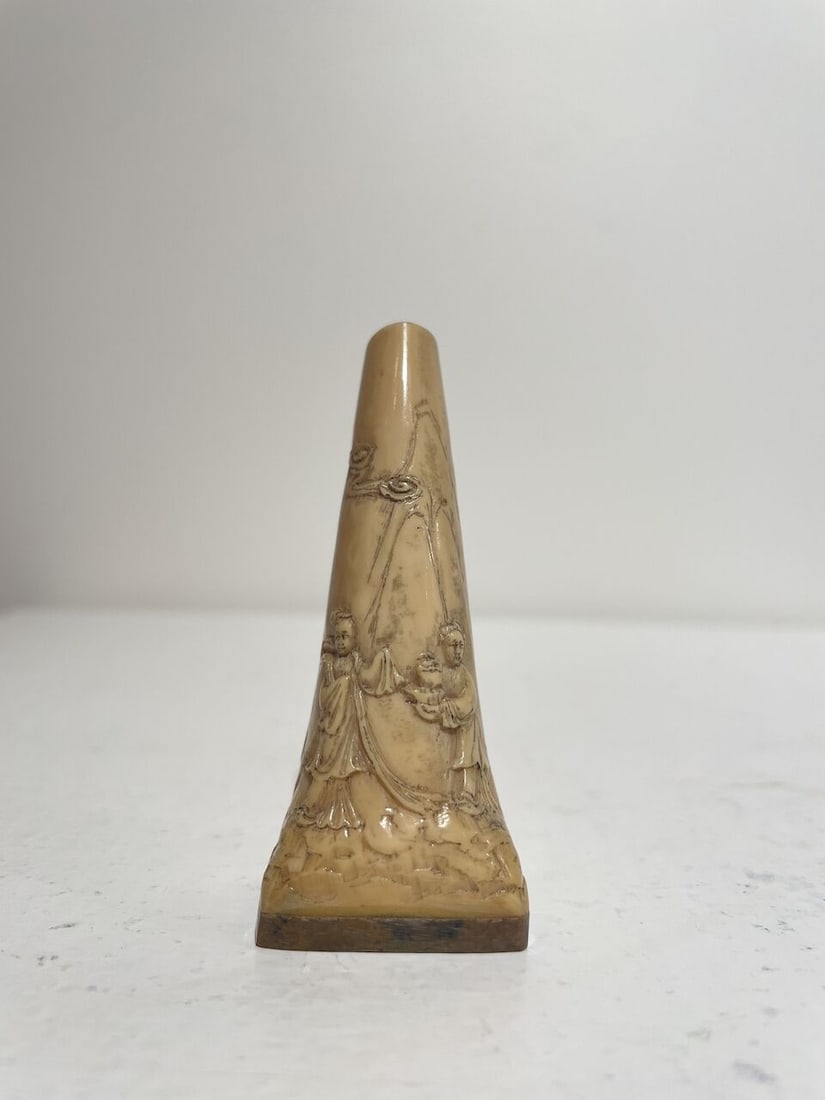 A HORNBILL 'GODDESS AND ATTENDANT' SNUFF BOTTLE 19th century - 8