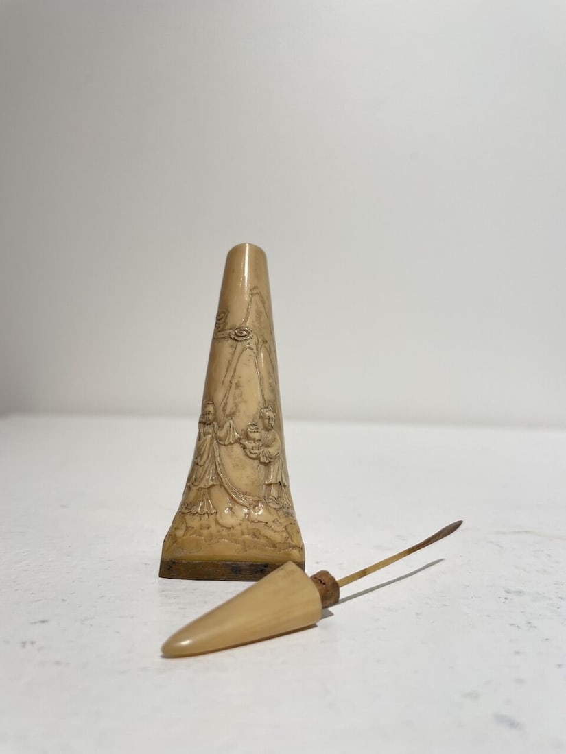 A HORNBILL 'GODDESS AND ATTENDANT' SNUFF BOTTLE 19th century - 9