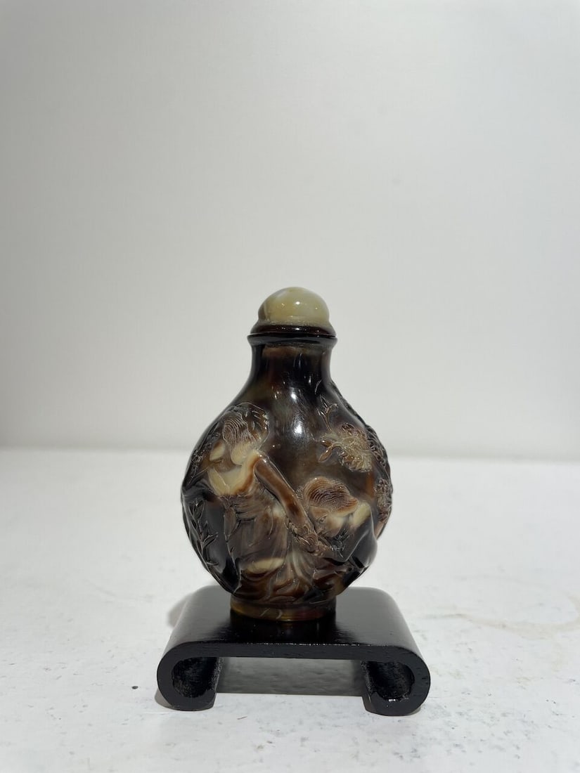 A TORTOISESHELL 'EUROPEAN SUBJECTS' SNUFF BOTTLE Late Qing to Republic Period - 11