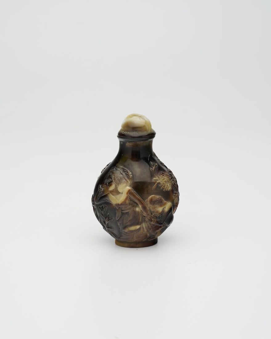 A TORTOISESHELL 'EUROPEAN SUBJECTS' SNUFF BOTTLE Late Qing to Republic Period (1 of 11)