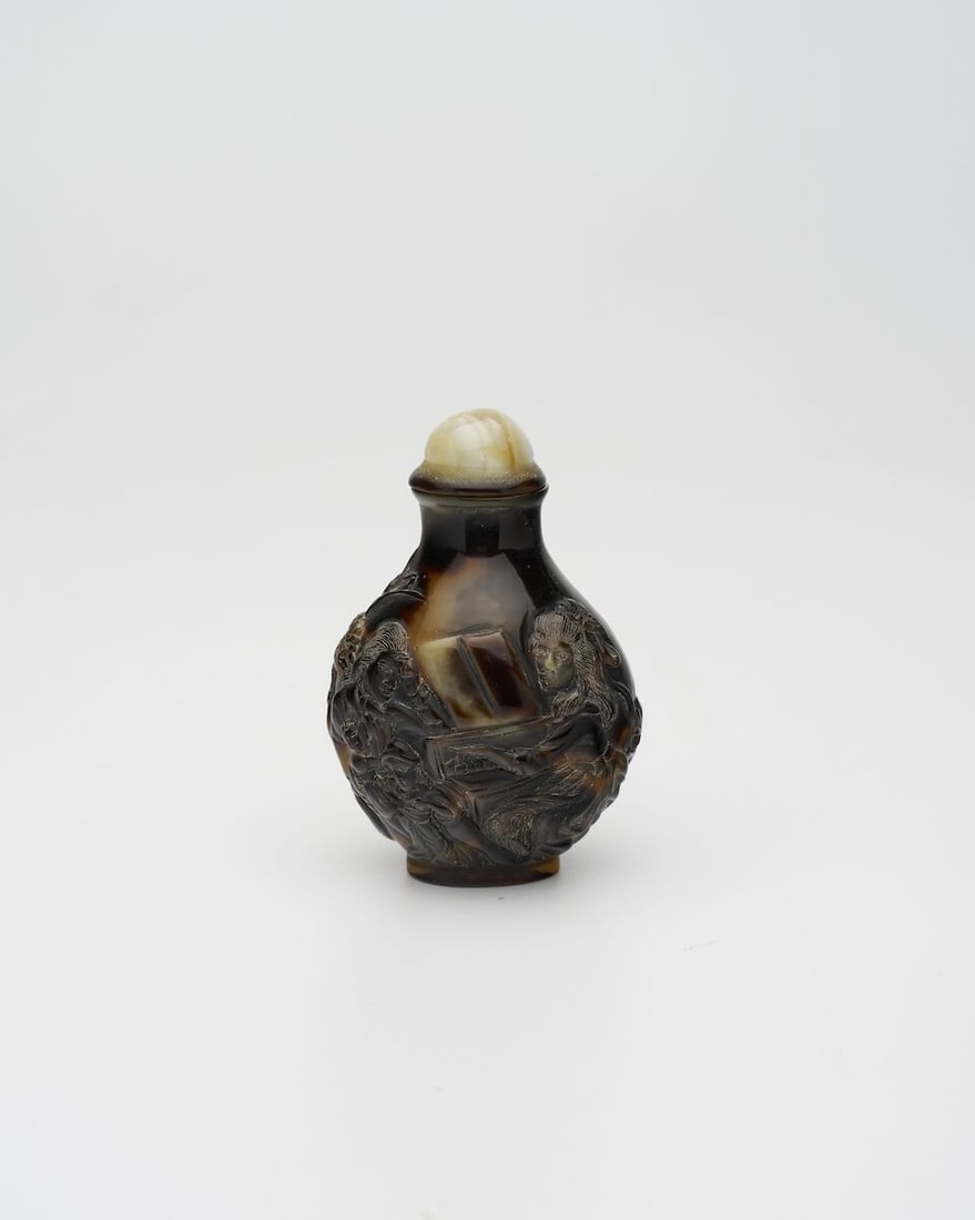 A TORTOISESHELL 'EUROPEAN SUBJECTS' SNUFF BOTTLE Late Qing to Republic Period - 3