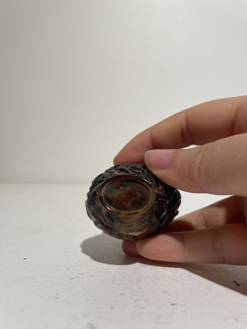 A TORTOISESHELL 'EUROPEAN SUBJECTS' SNUFF BOTTLE Late Qing to Republic Period - 4
