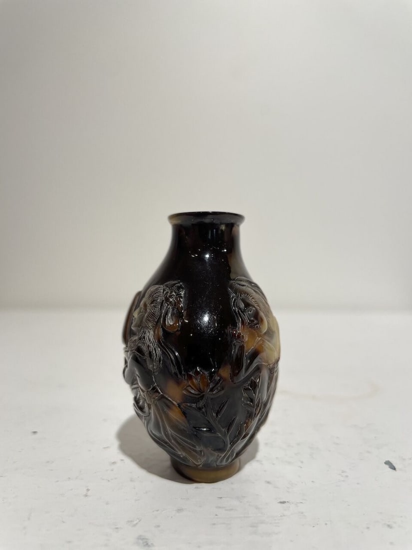 A TORTOISESHELL 'EUROPEAN SUBJECTS' SNUFF BOTTLE Late Qing to Republic Period - 6