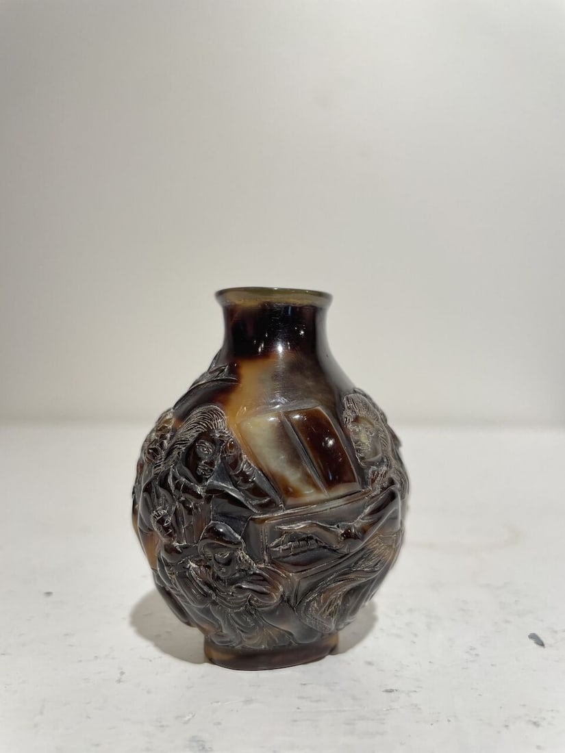 A TORTOISESHELL 'EUROPEAN SUBJECTS' SNUFF BOTTLE Late Qing to Republic Period - 7