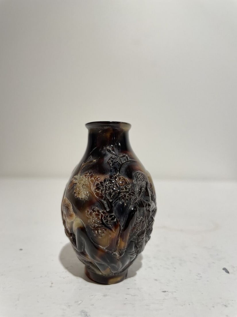 A TORTOISESHELL 'EUROPEAN SUBJECTS' SNUFF BOTTLE Late Qing to Republic Period - 8