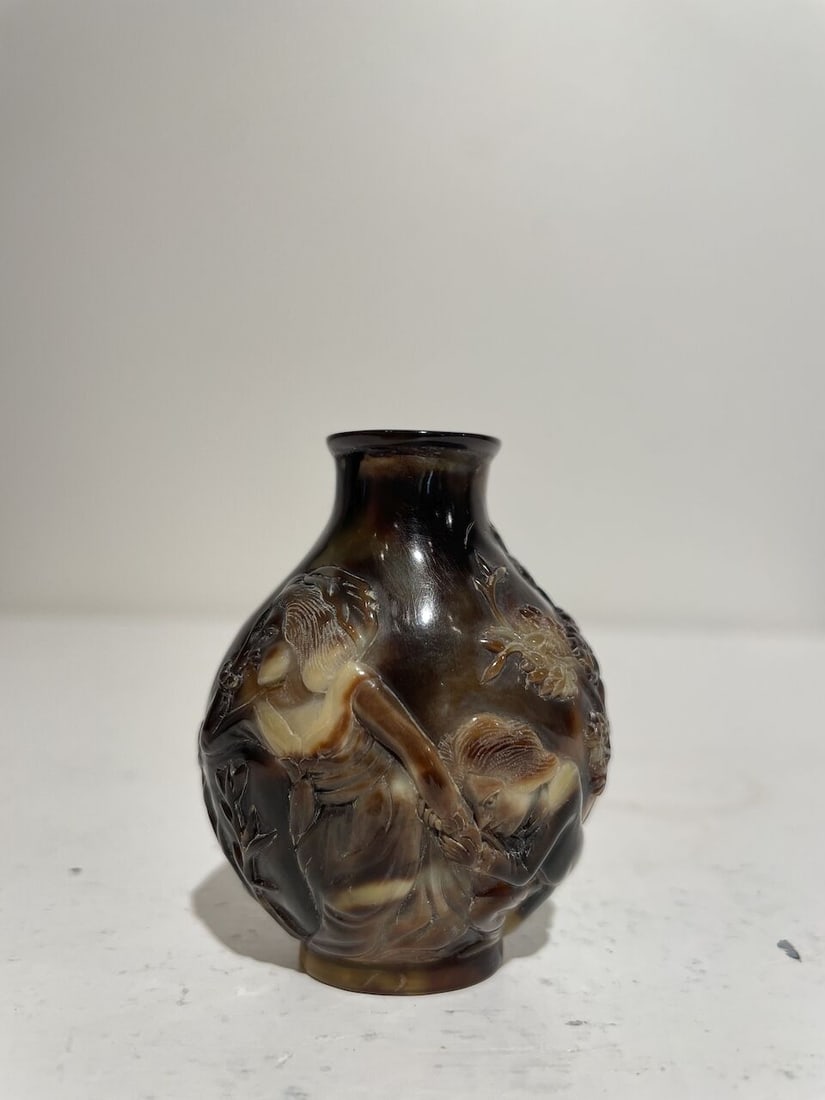 A TORTOISESHELL 'EUROPEAN SUBJECTS' SNUFF BOTTLE Late Qing to Republic Period - 9