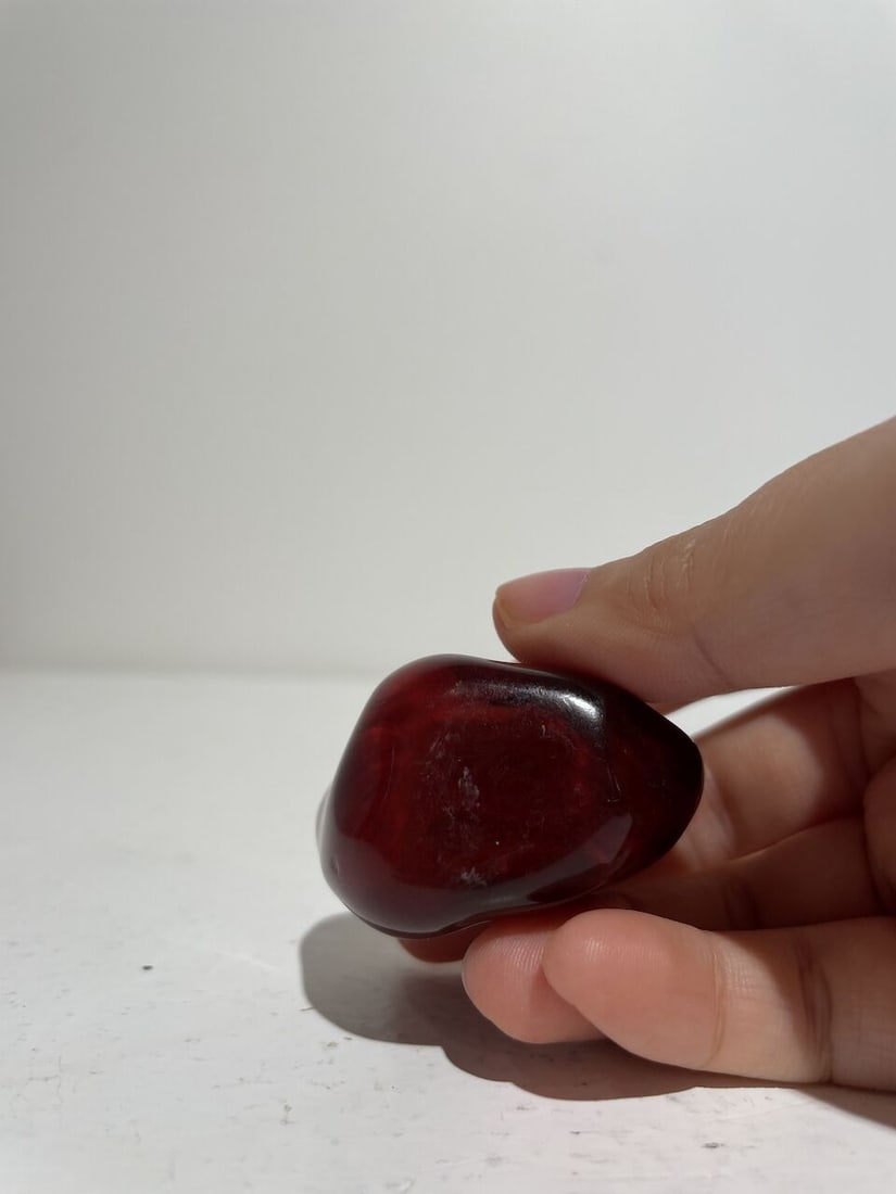 AN AMBER PEBBLE-SHAPED SNUFF BOTTLE 18th/19th century - 6