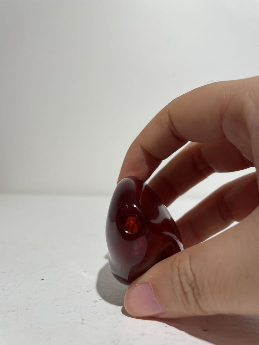 AN AMBER PEBBLE-SHAPED SNUFF BOTTLE 18th/19th century - 7