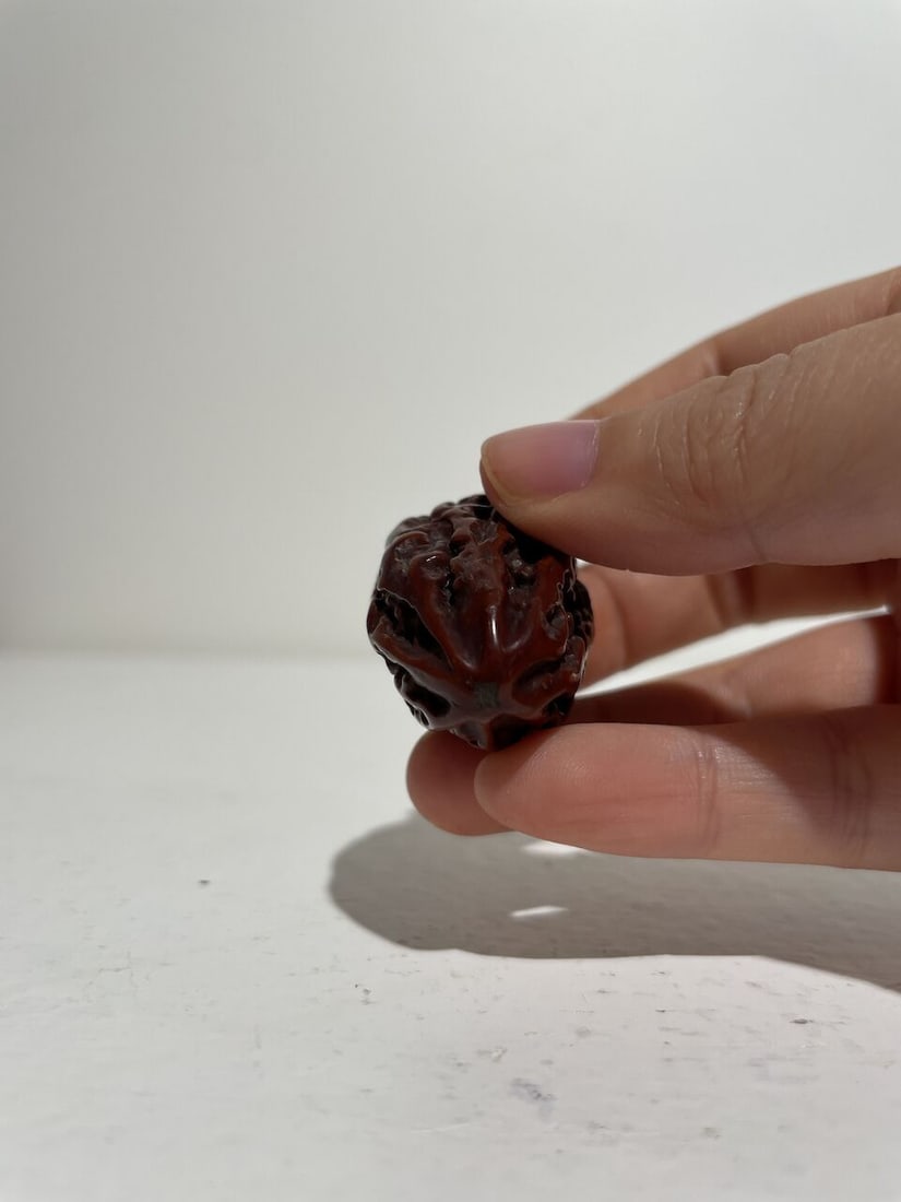 A ROOT AMBER AND A LACQUERED WALNUT SNUFF BOTTLE 19th century (2) - 2