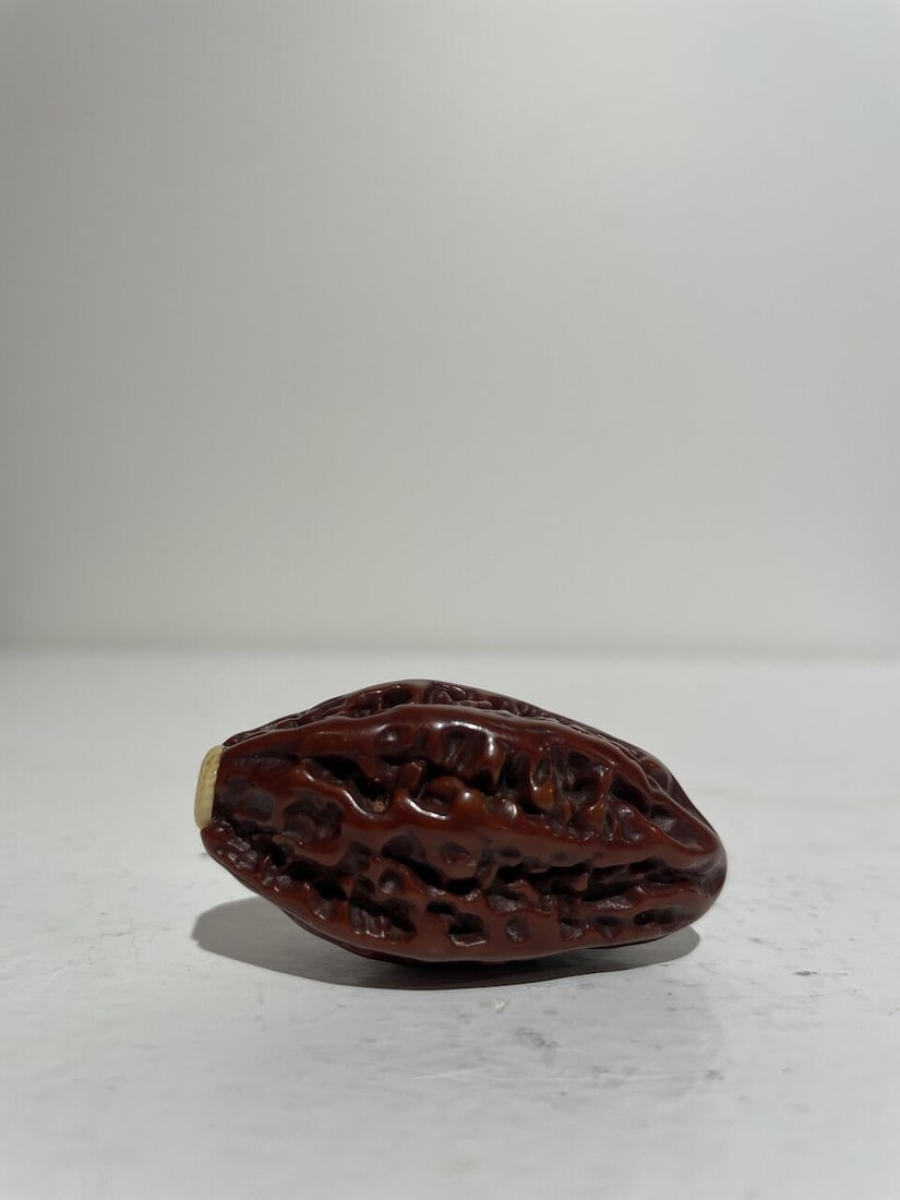A ROOT AMBER AND A LACQUERED WALNUT SNUFF BOTTLE 19th century (2) - 4