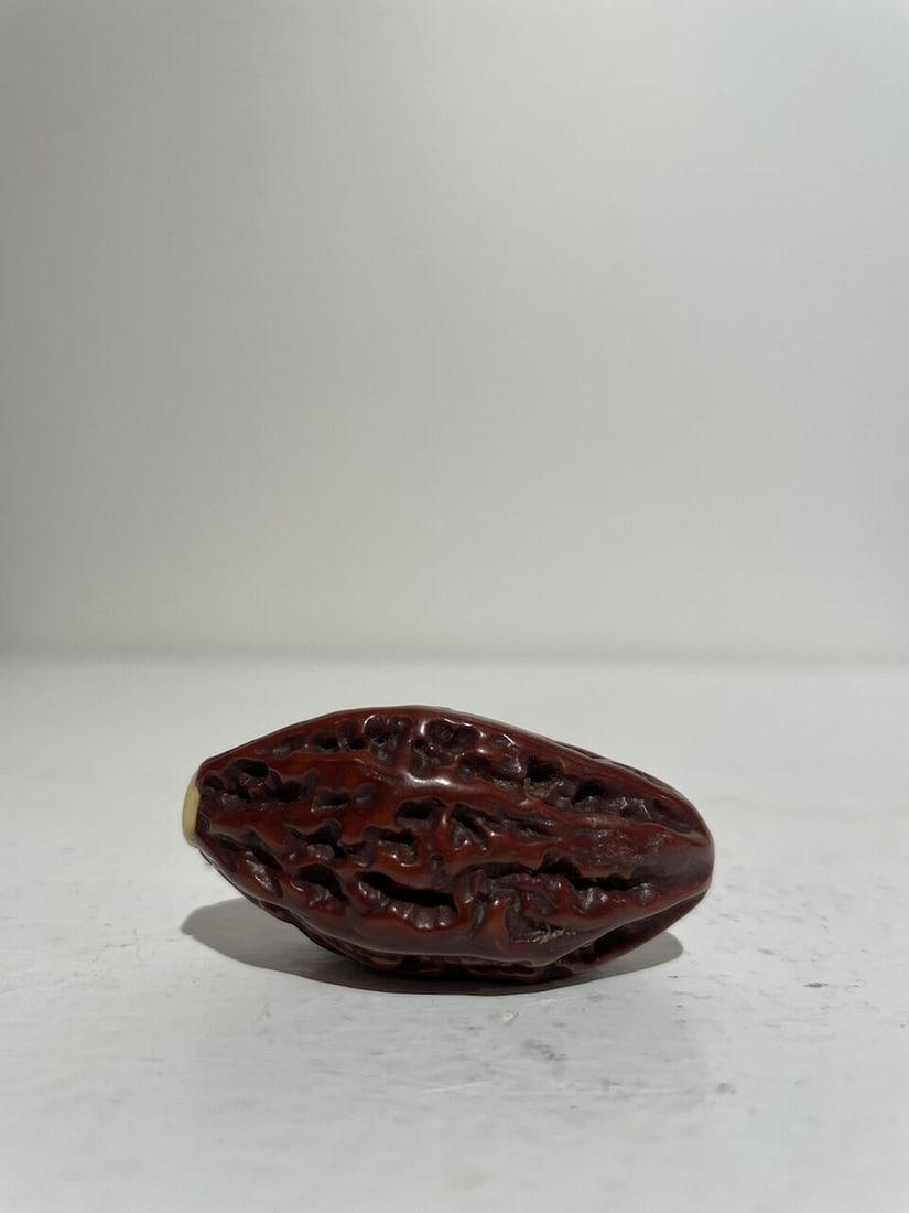 A ROOT AMBER AND A LACQUERED WALNUT SNUFF BOTTLE 19th century (2) - 5