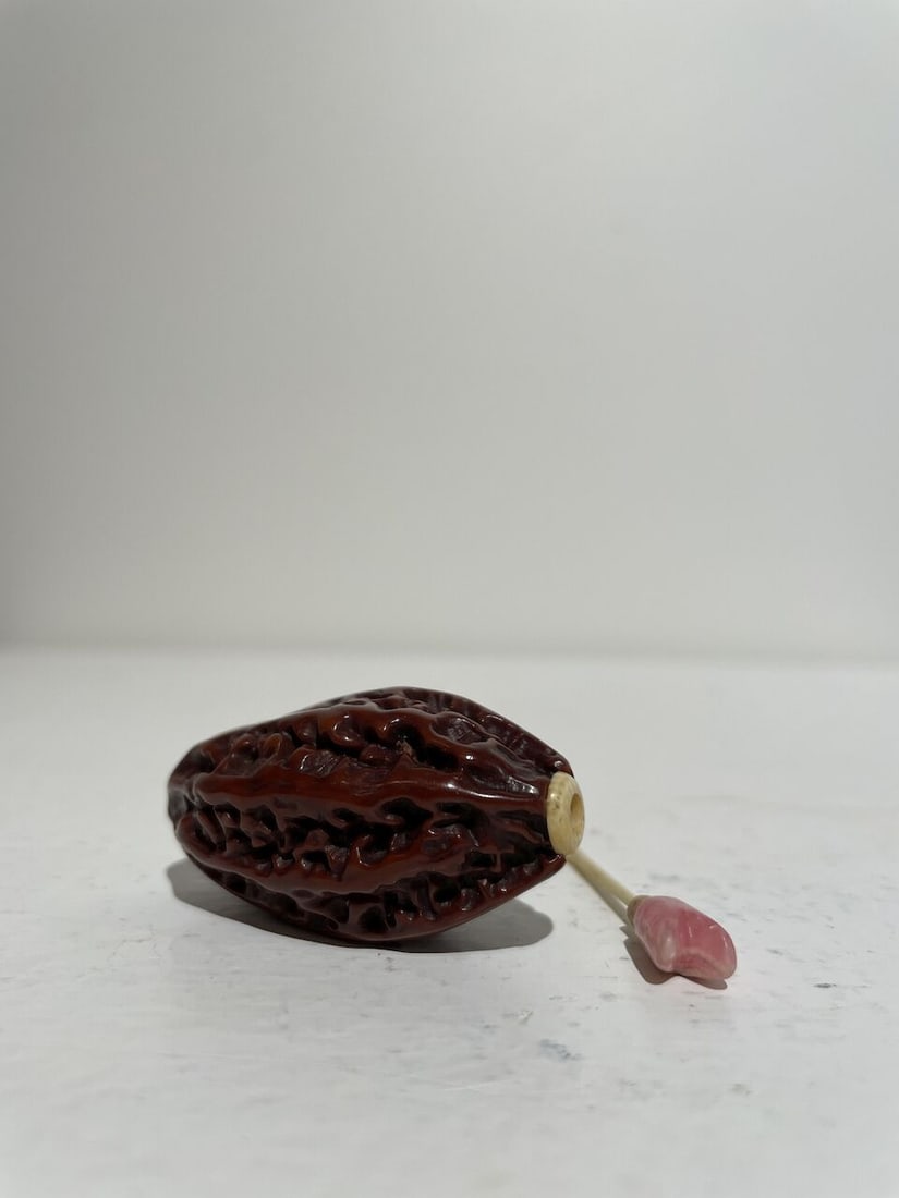 A ROOT AMBER AND A LACQUERED WALNUT SNUFF BOTTLE 19th century (2) - 7