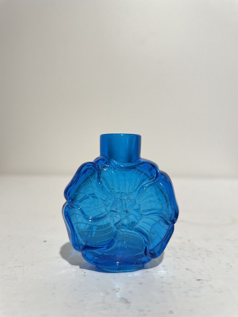 TWO BLUE GLASS 'MALLOW' SNUFF BOTTLES 19th century (2) - 7