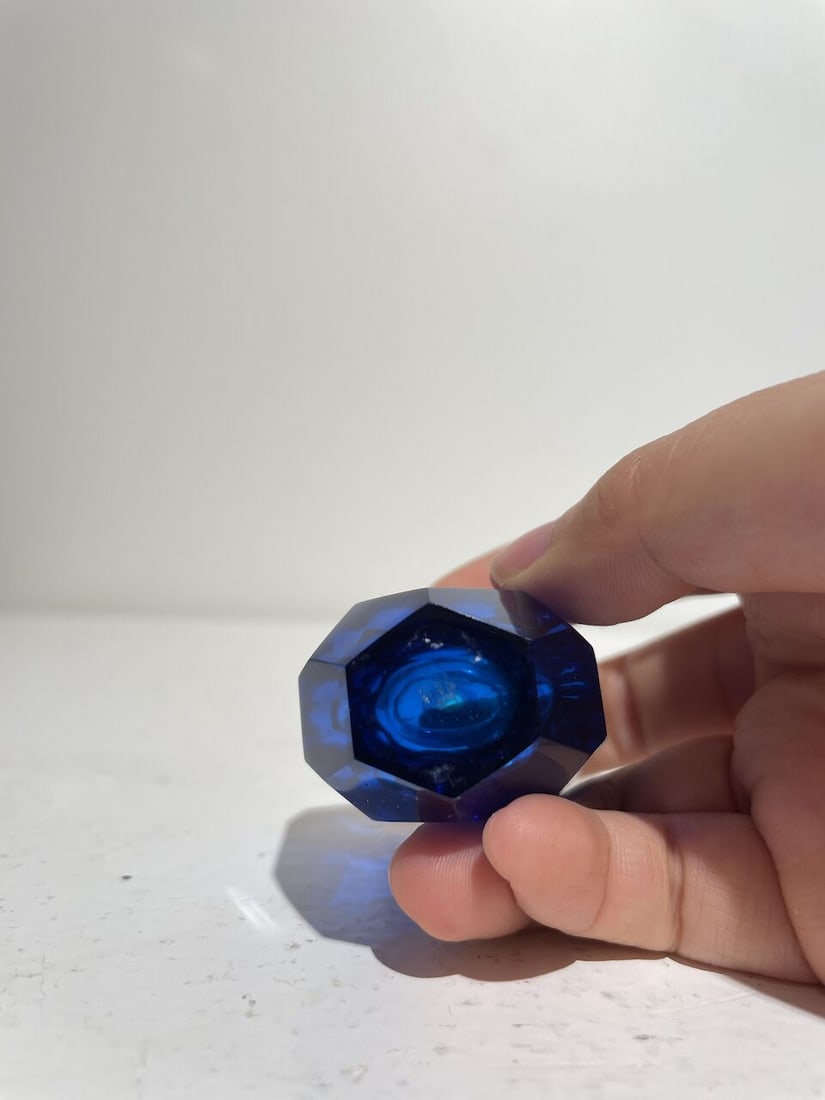 A MULTI-FACETED BLUE GLASS SNUFF BOTTLE 18th/19th century - 2