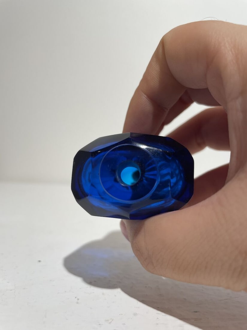 A MULTI-FACETED BLUE GLASS SNUFF BOTTLE 18th/19th century - 3