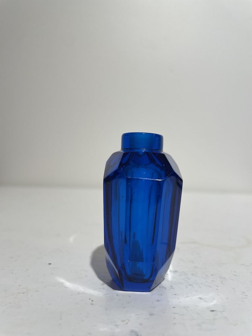 A MULTI-FACETED BLUE GLASS SNUFF BOTTLE 18th/19th century - 4