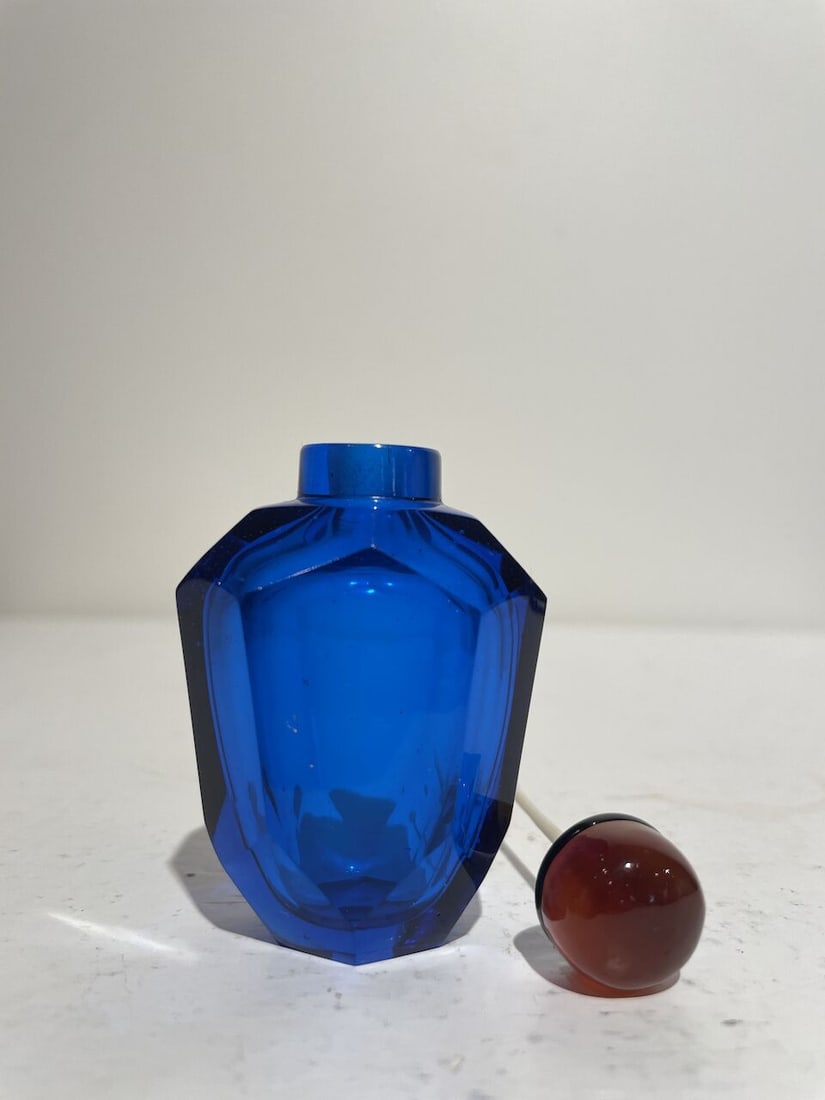 A MULTI-FACETED BLUE GLASS SNUFF BOTTLE 18th/19th century - 8