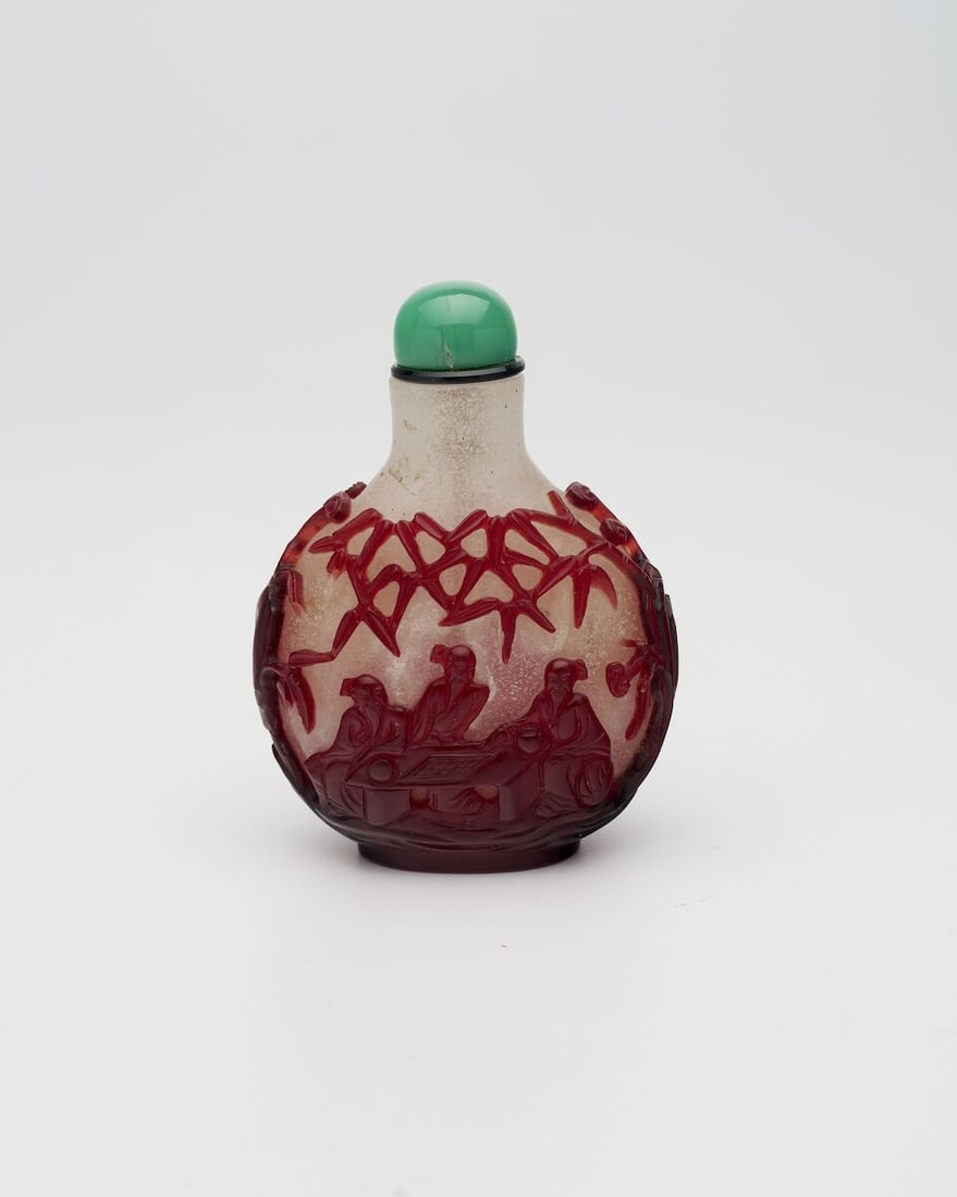 A RED OVERLAY GLASS 'SCHOLARS' SNUFF BOTTLE 19th century - 2