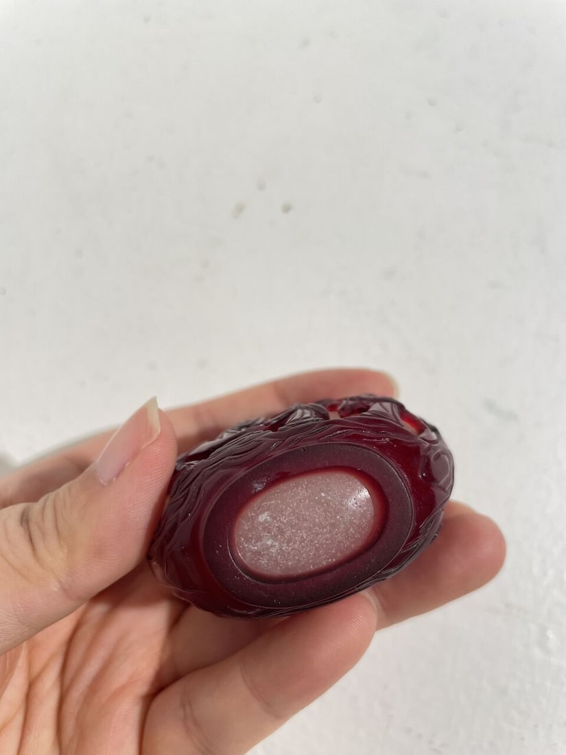 A RED OVERLAY GLASS 'SCHOLARS' SNUFF BOTTLE 19th century - 3