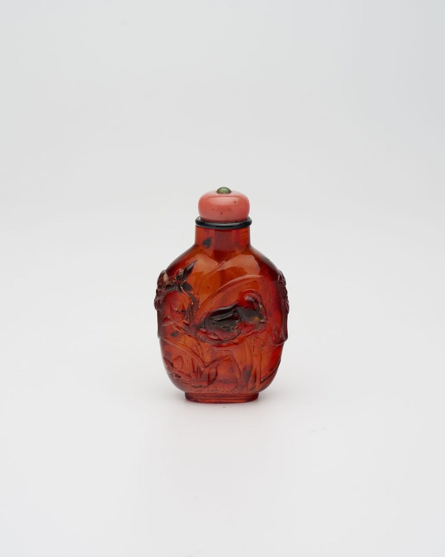 AN AMBER 'CAT AND ORCHID' SNUFF BOTTLE 19th century - 2