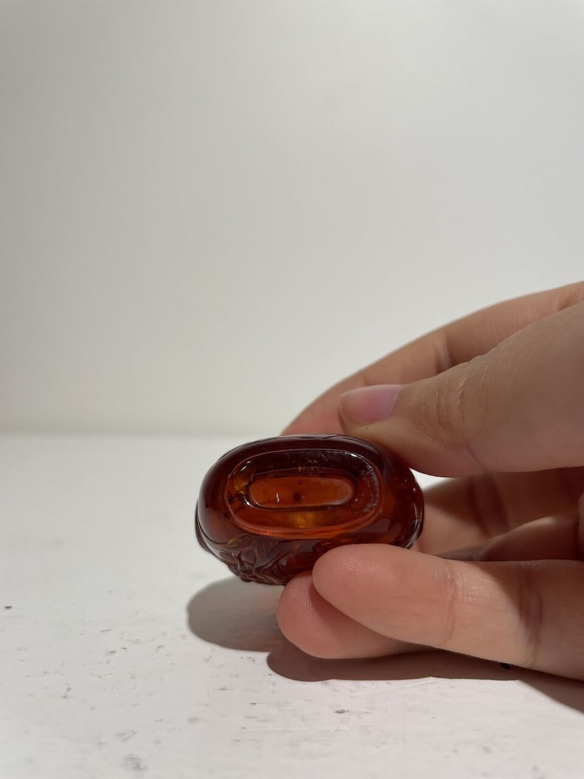 AN AMBER 'CAT AND ORCHID' SNUFF BOTTLE 19th century - 3
