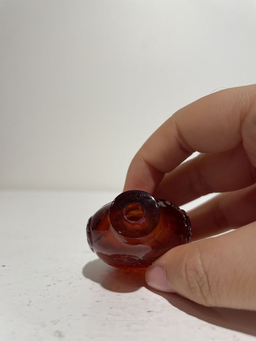AN AMBER 'CAT AND ORCHID' SNUFF BOTTLE 19th century - 4