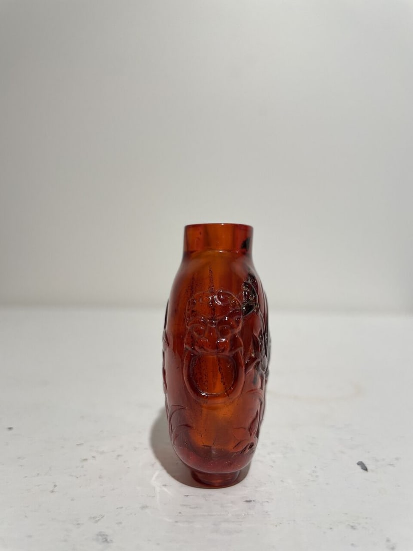 AN AMBER 'CAT AND ORCHID' SNUFF BOTTLE 19th century - 5