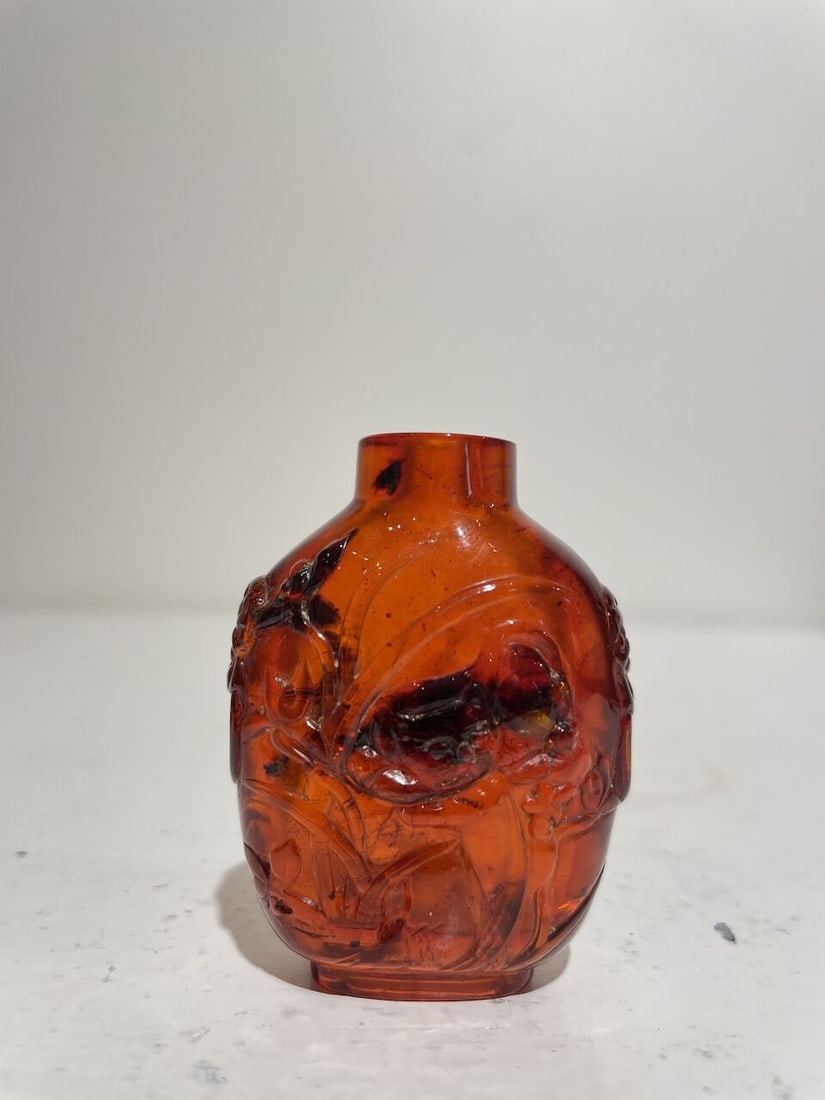 AN AMBER 'CAT AND ORCHID' SNUFF BOTTLE 19th century - 8