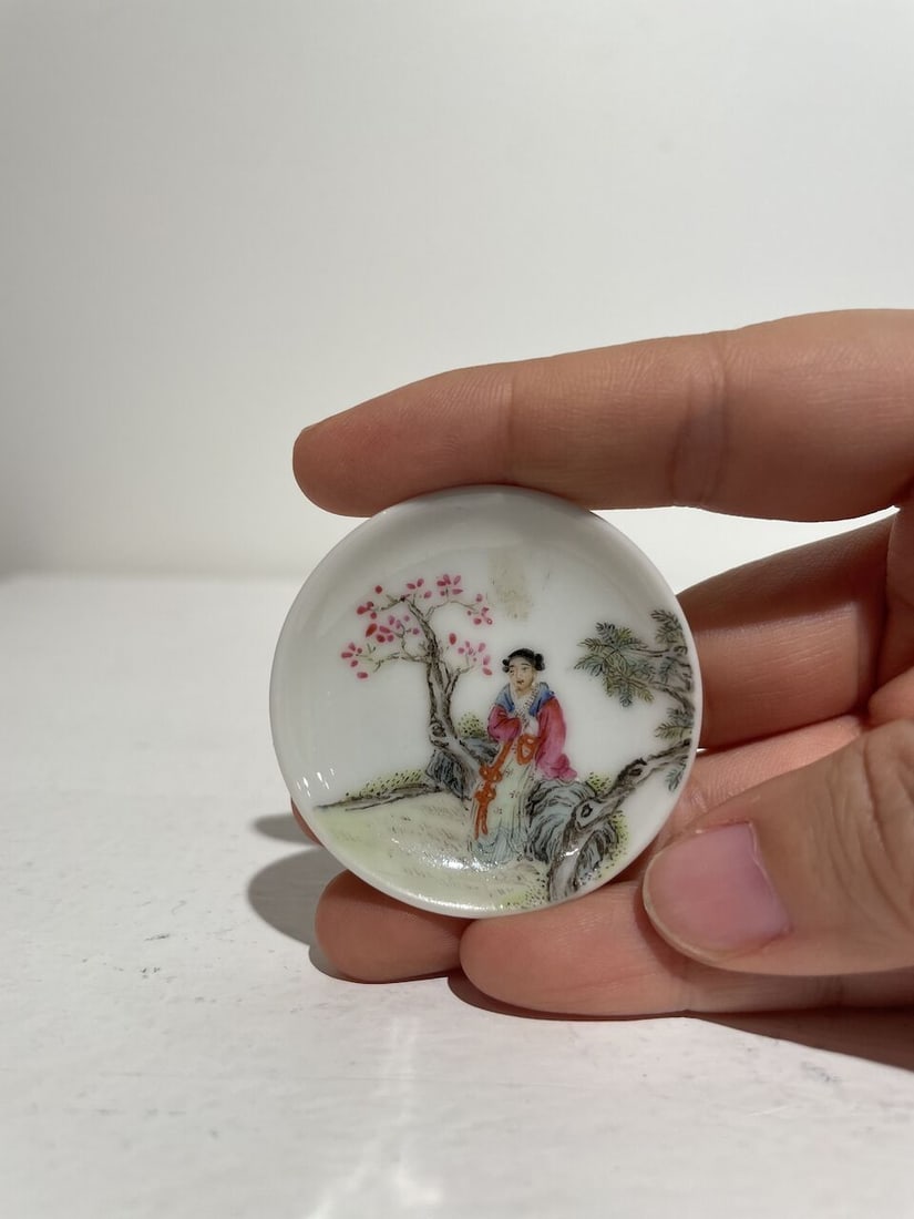 A FAMILLE ROSE 'LADY' SNUFF BOTTLE AND A SNUFF DISH The bottle of Daoguang four-character mark, ... - 3