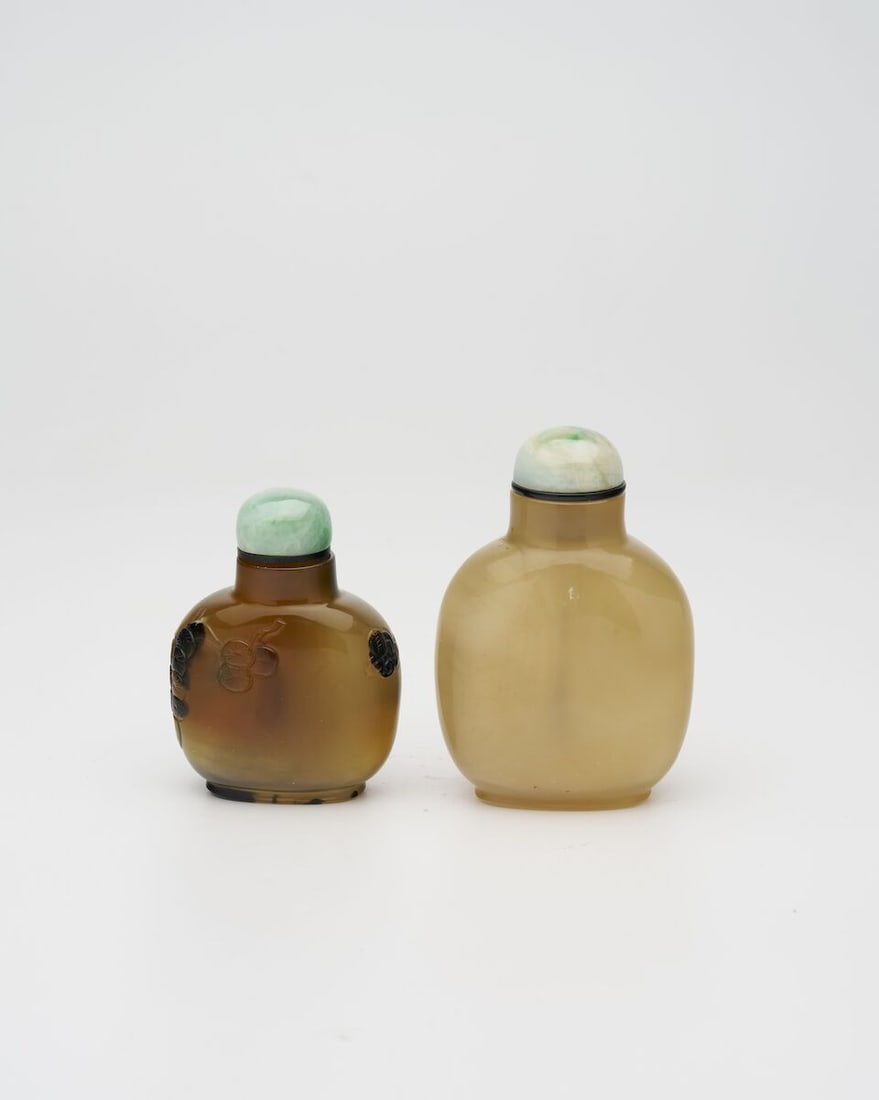 AN AGATE 'HORSE' AND A SHADOW AGATE 'BIRD' SNUFF BOTTLE 19th/20th century (2) - 2
