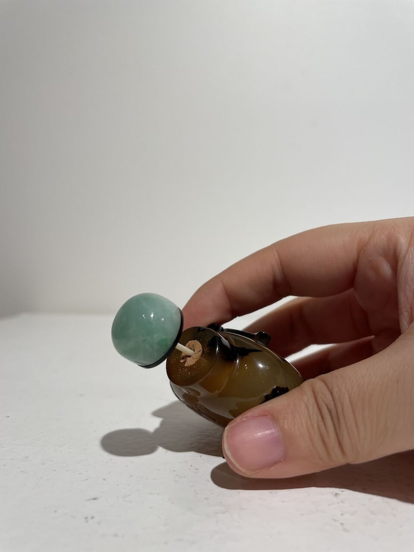 AN AGATE 'HORSE' AND A SHADOW AGATE 'BIRD' SNUFF BOTTLE 19th/20th century (2) - 4