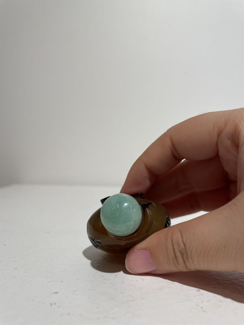 AN AGATE 'HORSE' AND A SHADOW AGATE 'BIRD' SNUFF BOTTLE 19th/20th century (2) - 5