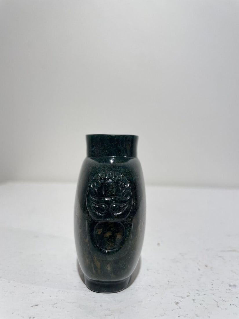 A JASPER 'CAT AND BUTTERFLY' AND A MOSS AGATE SNUFF BOTTLE 19th/20th century (2) - 10