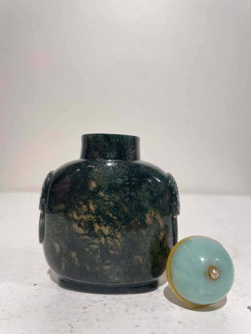 A JASPER 'CAT AND BUTTERFLY' AND A MOSS AGATE SNUFF BOTTLE 19th/20th century (2) - 12