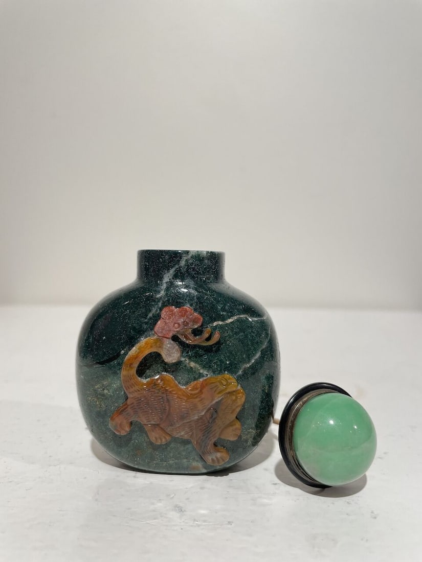 A JASPER 'CAT AND BUTTERFLY' AND A MOSS AGATE SNUFF BOTTLE 19th/20th century (2) - 19