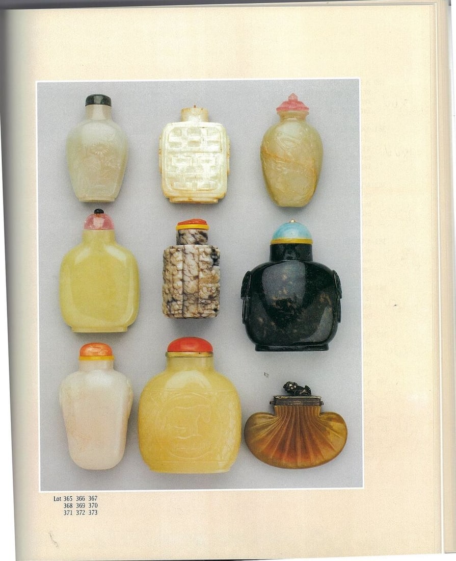 A JASPER 'CAT AND BUTTERFLY' AND A MOSS AGATE SNUFF BOTTLE 19th/20th century (2) - 3