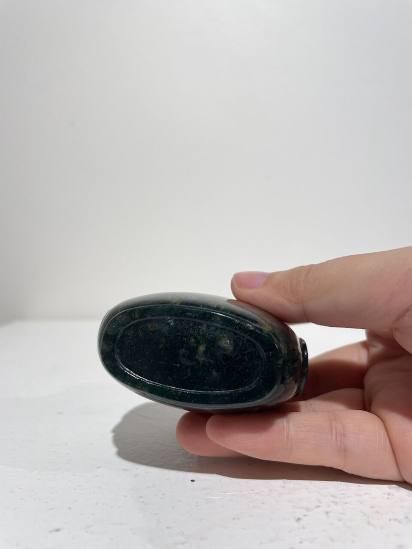 A JASPER 'CAT AND BUTTERFLY' AND A MOSS AGATE SNUFF BOTTLE 19th/20th century (2) - 6