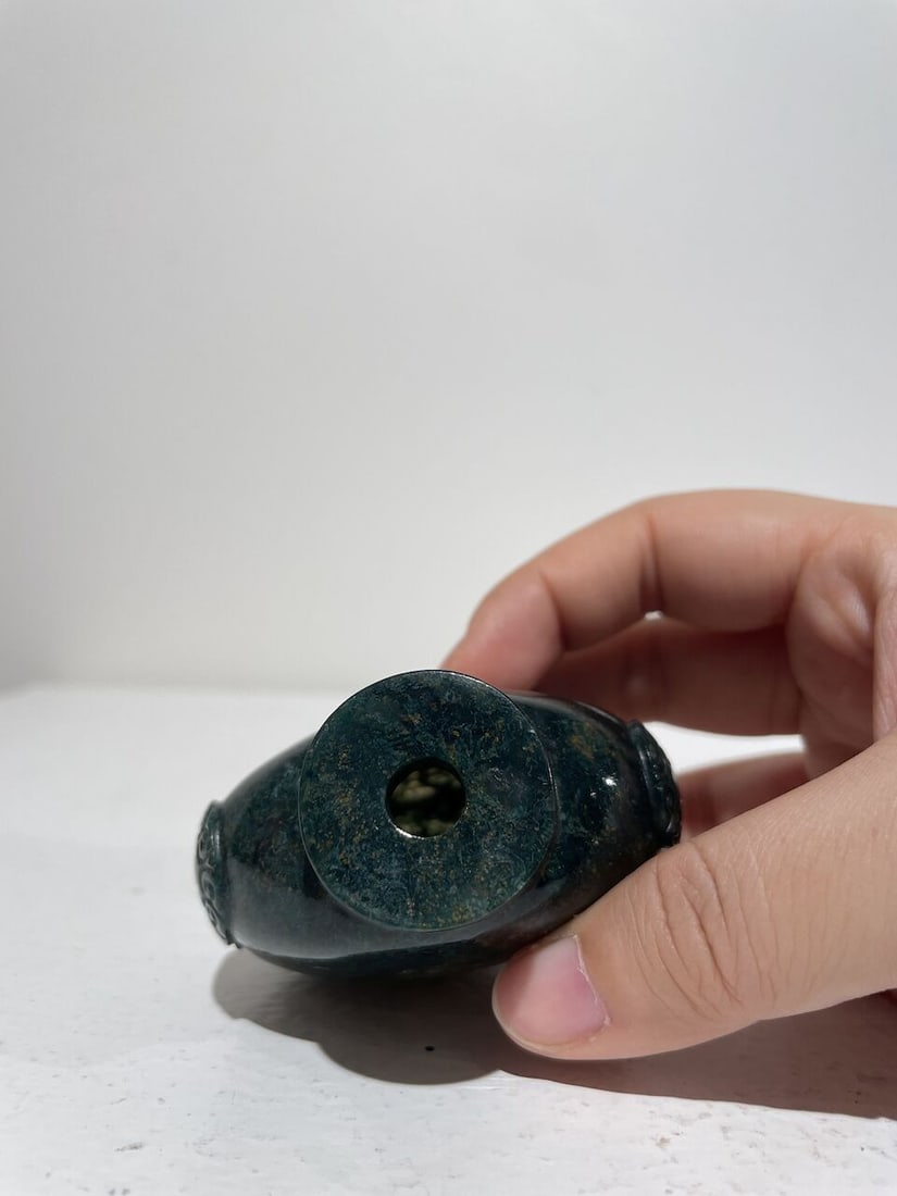 A JASPER 'CAT AND BUTTERFLY' AND A MOSS AGATE SNUFF BOTTLE 19th/20th century (2) - 7
