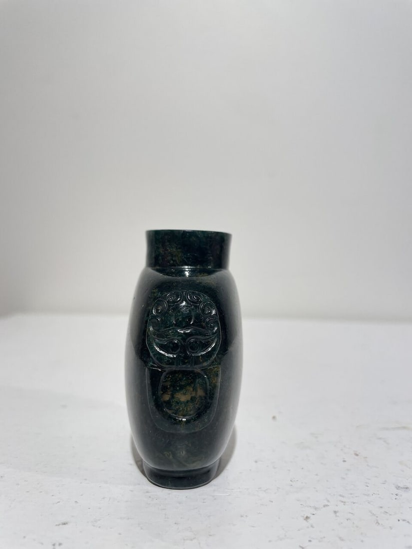 A JASPER 'CAT AND BUTTERFLY' AND A MOSS AGATE SNUFF BOTTLE 19th/20th century (2) - 8