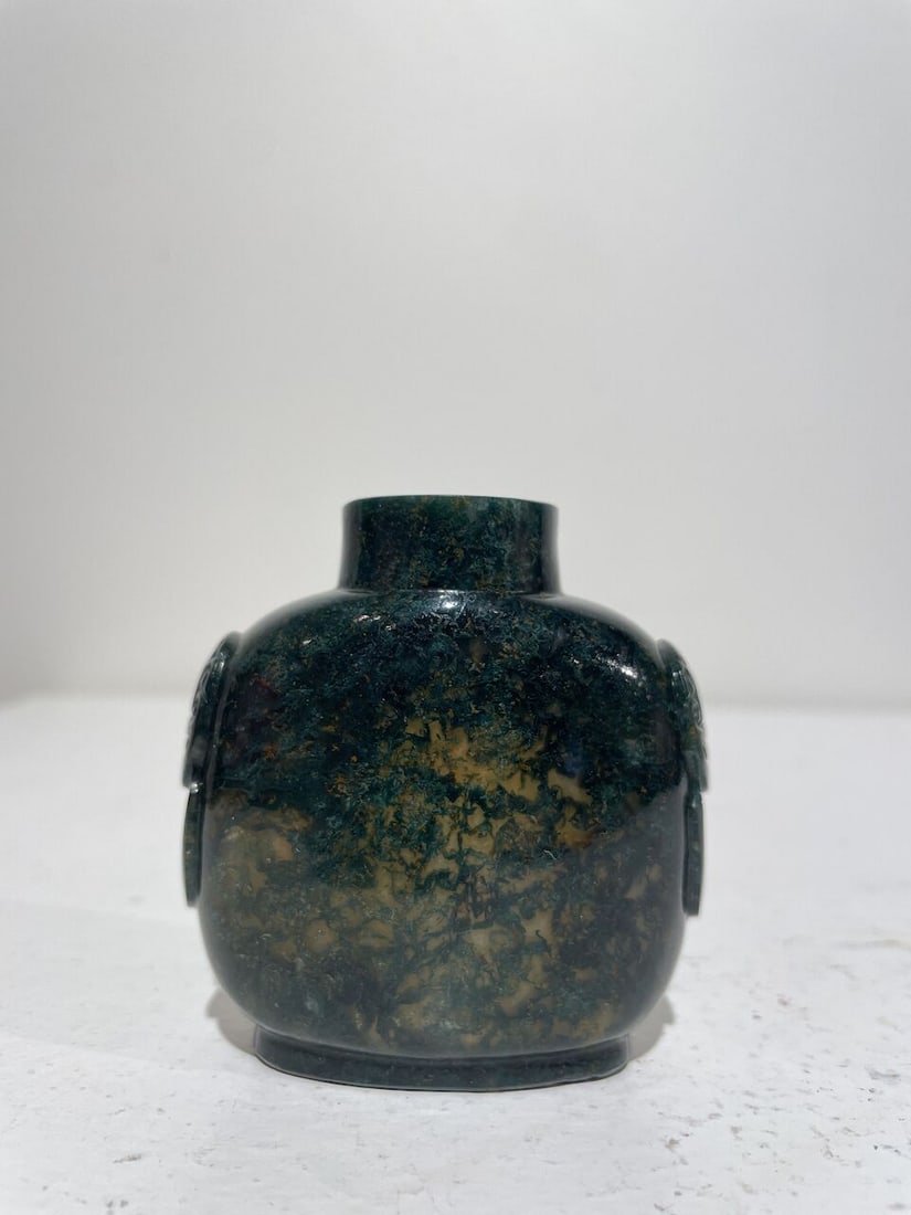A JASPER 'CAT AND BUTTERFLY' AND A MOSS AGATE SNUFF BOTTLE 19th/20th century (2) - 9