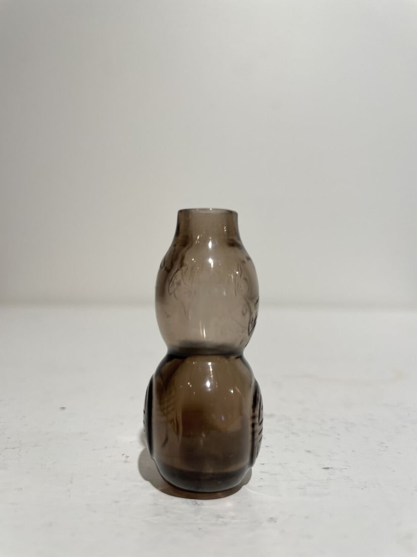 A SMOKEY CRYSTAL GOURD-SHAPED 'BAT AND SHOU CHARACTER' SNUFF BOTTLE 19th century - 5