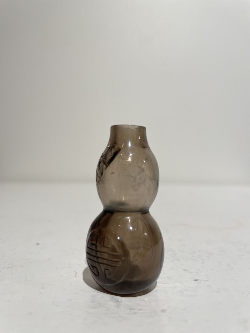 A SMOKEY CRYSTAL GOURD-SHAPED 'BAT AND SHOU CHARACTER' SNUFF BOTTLE 19th century - 6