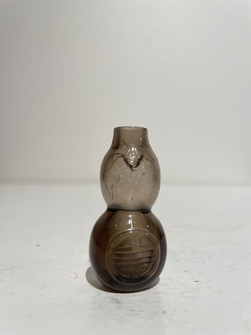 A SMOKEY CRYSTAL GOURD-SHAPED 'BAT AND SHOU CHARACTER' SNUFF BOTTLE 19th century - 7