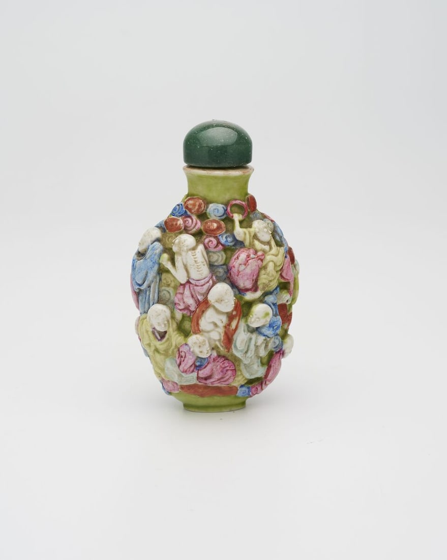 A FAMILLE ROSE MOULDED 'ARHAT' SNUFF BOTTLE 19th century - 3