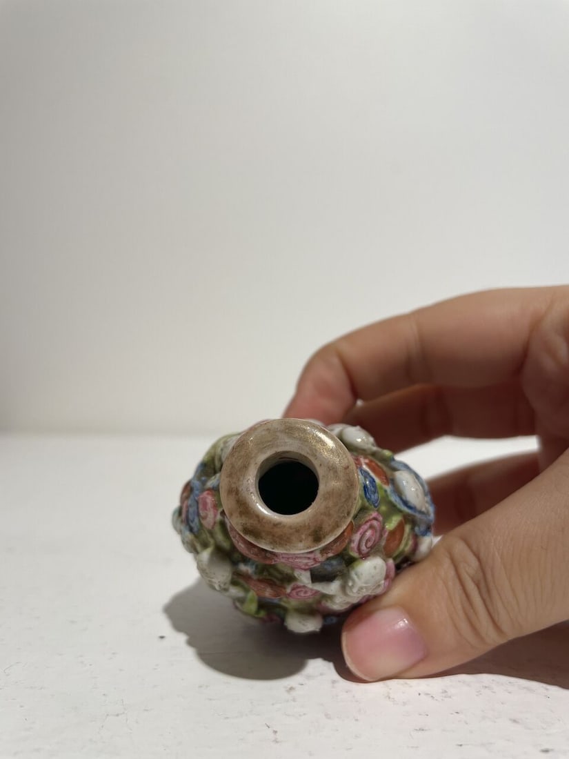 A FAMILLE ROSE MOULDED 'ARHAT' SNUFF BOTTLE 19th century - 5