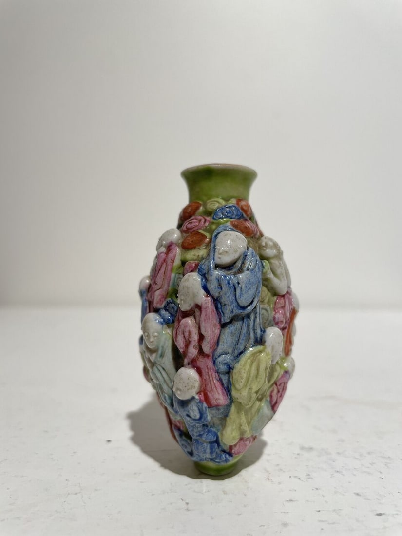 A FAMILLE ROSE MOULDED 'ARHAT' SNUFF BOTTLE 19th century - 6